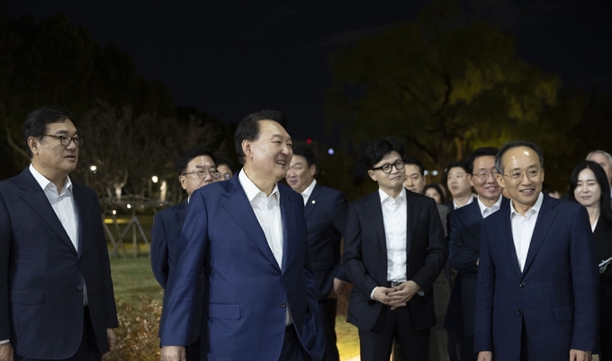윤석열 대통령은 24일 저녁 국민의힘 지도부를 대통령실 앞 분수정원으로 초청해 야외에서 만찬을 가졌다. 윤 대통령과 한 대표 등 참석자들이 만찬을 마친 후 공원을 산책하고 있다. (사진=대통령실 제공)
