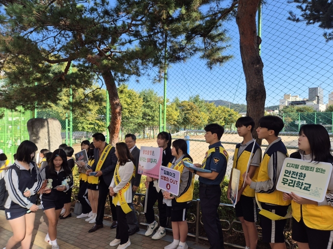 25일 광주 탄벌중학교에서 디지털 성범죄 예방 캠페인이 진행됐다. (사진=경기도교육청 제공)