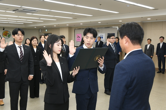 부천시 신규 공무원 대표가 임용식에서 선서문을 낭독하고 있다. (사진=부천시 제공)