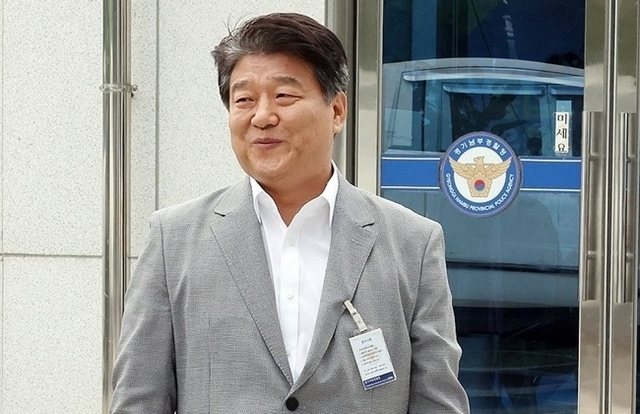 지난 24일 오후 4·10 총선 과정에서 재산을 축소 신고한 의혹을 받는 양문석 더불어민주당 의원(안산갑)이 경찰 조사를 받기 위해 경기남부경찰청으로 이동하고 있다. (사진=연합뉴스)