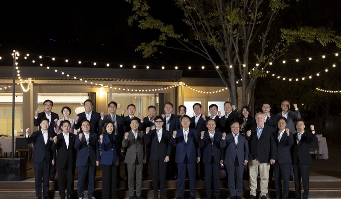 윤석열 대통령은 24일 국민의힘 지도부를 대통령실 앞 분수정원으로 초청해 야외에서 만찬을 가졌다. (사진=대통령실 제공)
