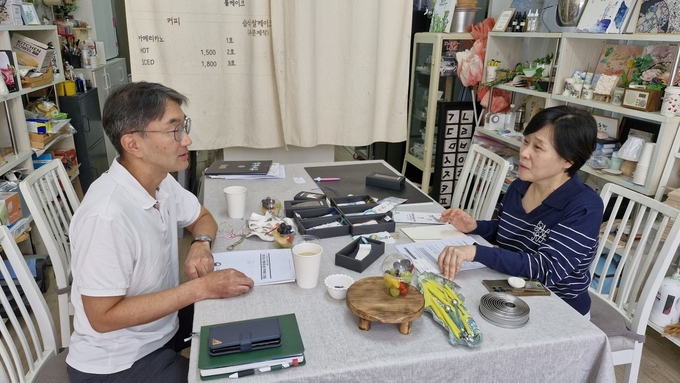 인천지방조달청 관계자가 전통문화상품 장인을 찾아 애로 사항을 듣고 있다. ( 사진 = 인천지방조달청 제공 )