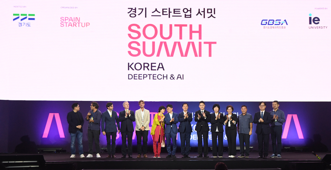 25일 수원컨벤션센터에서 열린 경기스타트업서밋 개막식에서 김현곤 경기도 경제부지사, 강성천 경기도경제과학진흥원장, 마리아 벤후메아 사우스 서밋 회장 등 참석자들이 기념촬영을 하고 있다. (사진=옥지훈 기자)