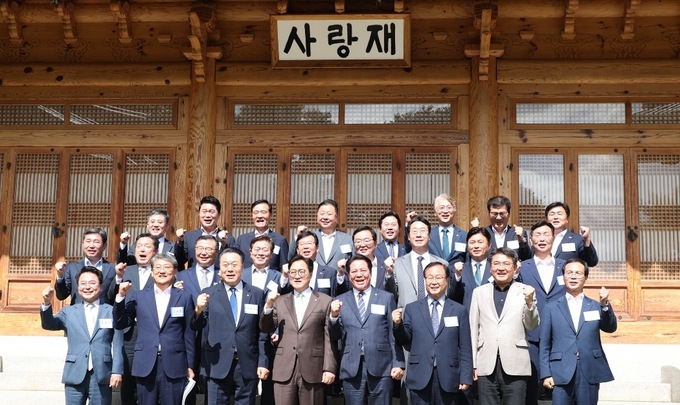 우원식 국회의장(앞줄 왼쪽 네 번째)과 최대호 안양시장(다섯 번째) 등 참좋은지방정부협의회 소속 단체장들이 25일 국회의사당 사랑재에서 간담회를 마치고 기념촬영을 하고 있다.(사진=안양시 제공)
