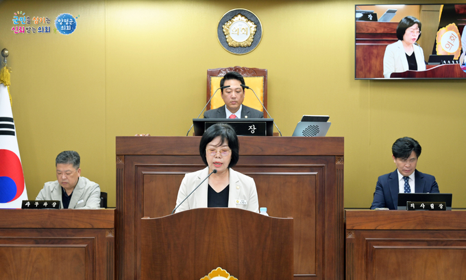 양평군의회 오혜자 부의장이 양평군 중심지역관서 제도 폐지 촉구 결의안을 발표하고 있다. (사진=양평군 제공)