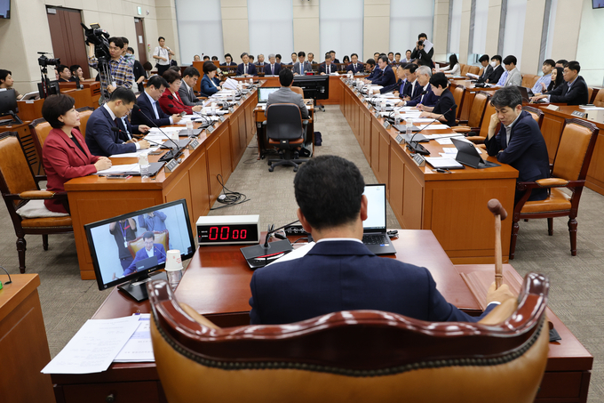 25일 오후 서울 여의도 국회에서 열린 행정안전위원회 전체회의에서 더불어민주당 소속 신정훈 위원장이 안건을 상정하고 있다. (사진=연합뉴스)