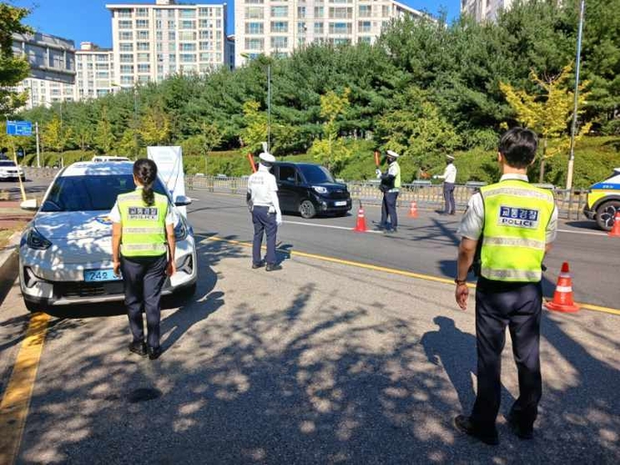 광명시는 지난 24일 소하동 가리대사거리에서 최근 증가한 운행차 소음 민원 해결을 위해 광명경찰서, 한국교통안전공단과 함께 운행차 불법 개조ㆍ소음 합동단속을 실시했다. (사진=광명시 제공)