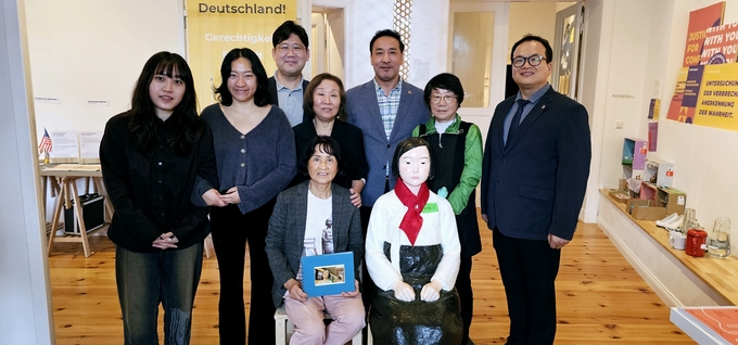 지난 24일 독일 베를린 미테구에 위치한 평화의 소녀상 ‘아리’ 옆에서 경기도의회 독도사랑·국토사랑회 방문단 김용성(민주·광명4)·김태형(민주·화성5)·임창휘(민주·광주2) 의원과 코리아협의회(Korea Verband) 활동가들이 기념촬영을 하고 있다. (사진=경기도의회 제공)