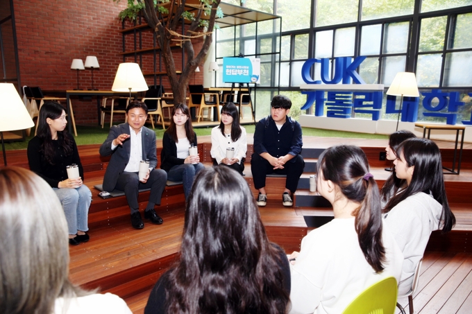 부천시장이 ‘천원의 아침밥’ 사업 현장인 가톨릭대학교를 방문해 학생들과 소통하고 있다. (사진=부천시 제공)
