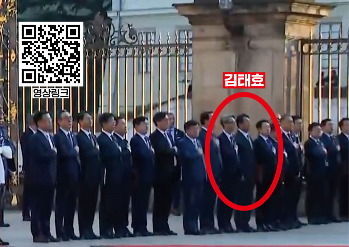 국기에 대한 경례를 하지 않고 있는 김태효 국가안보실 1차장 모습 (사진=박선원 의원실 제공)