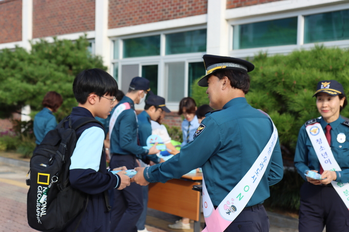 분당경찰서가 디지털 성범죄와 학교폭력으로부터 청소년을 지키기 위해 지역 유관기관들과 합동 캠페인을 진행했다. (사진=분당경찰서 제공)
