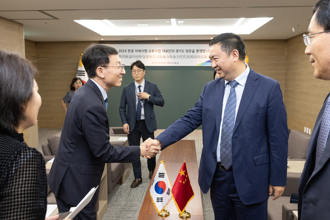 김성중 경기도 행정1부지사가 지난 25일 경기도청을 방문한 천리(陳立) 중국 외교부 외사관리국장 등 중국 외교부 대표단과 인사를 나누고 있다. (사진=경기도 제공)