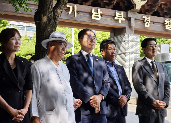  26일 여주시·양평군 더불어민주당 기초의원들이 경기남부경찰청 앞에서 기자회견을 열었다. (사진=연합뉴스 제공)