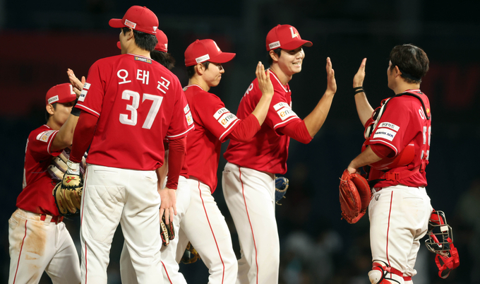 지난 25일 경남 창원NC파크에서 열린 2024 KBO 리그 SSG 랜더스 대 NC 다이노스 경기. 8-2로 승리한 SSG 선수들이 기뻐하고 있다. (사진=연합뉴스)
