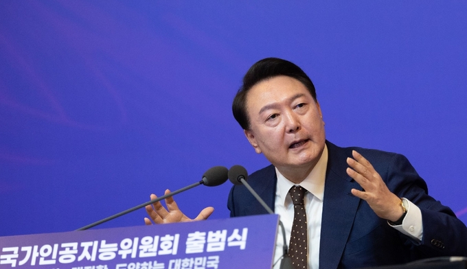 윤석열 대통령은 26일 이세돌 9단과 인공지능 알파고가 8년 전 세기의 바둑 대국을 펼쳤던 서울 포시즌스 호텔에서 ‘국가인공지능위원회 출범식 및 제1차 회의’를 주재했다. (사진=대통령실 제공)