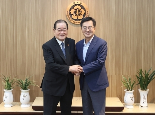 지난달 29일 광복회 사무실에서 김동연 경기도지사와 이종찬 광복회장이 면담 전 기념촬영을 하고 있다. (사진=경기도 제공.)