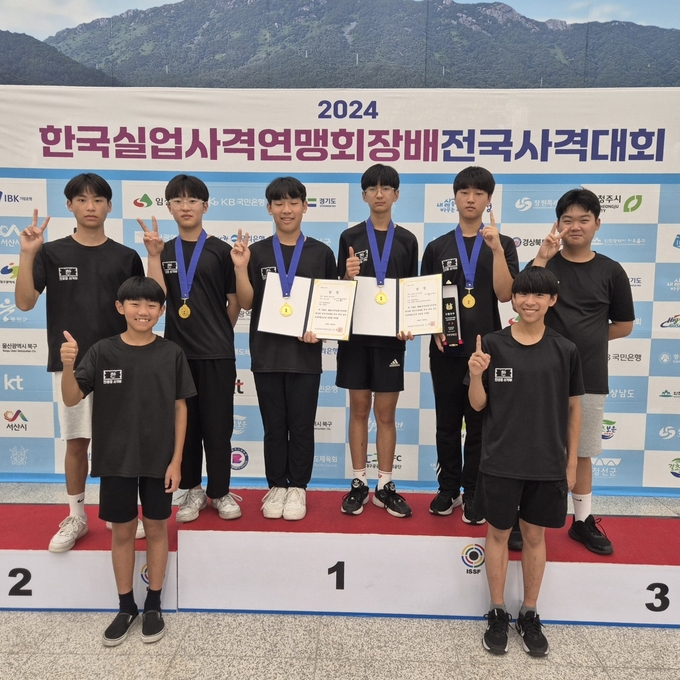 26일 경남 창원국제사격장에서 열린 대회 넷째 날 남자중등부 10m 공기소총 단체전에서 평택 한광중이 우승했다. 사진은 한광중 선수들. (사진=한광중 제공)