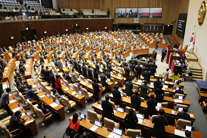 26일 오후 국회에서 열린 본회의에서 여당 추천 몫인 한석훈 국가인권위원 선출안이 부결되자 국민의힘 의원들이 여야 합의안인데 부결했다며 항의하고 있다. (사진=연합뉴스)