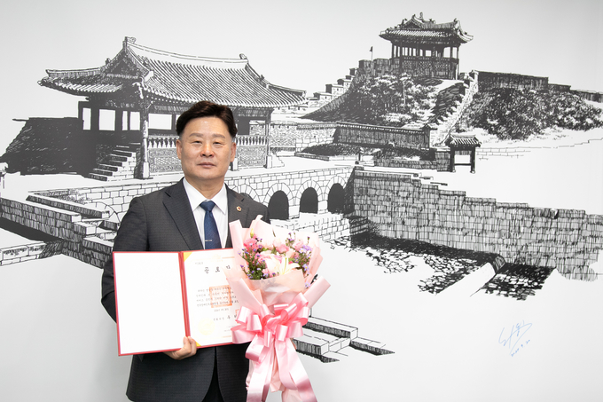 최종현(수원7) 경기도의회 더불어민주당 대표의원이 26일 서울 글래드 호텔 여의도에서 열린 ‘제40회 전국장애인부모대회’에서 기념촬영을 하고 있다. (사진=경기도의회 제공)