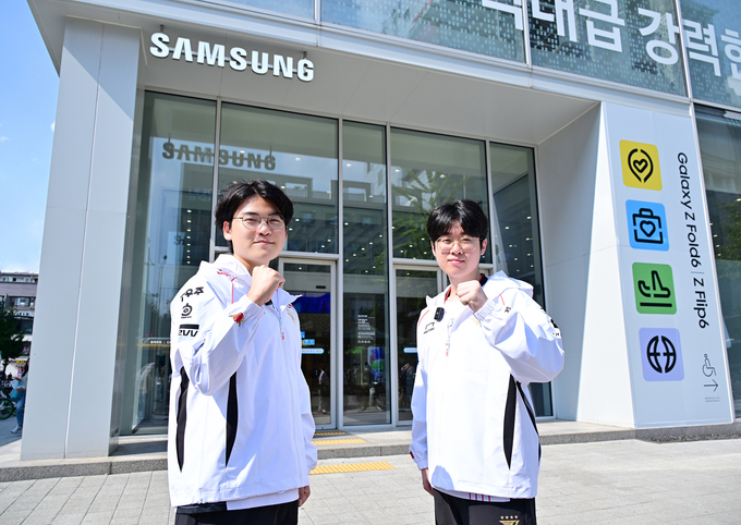 삼성스토어 홍대에서 제우스, 구마유시 T1 선수들이 기념 촬영을 하고 있다. (사진=삼성전자 제공)