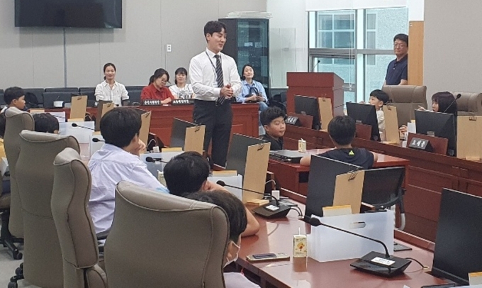 김일중(국힘·이천1) 경기도의원이 지난 26일 경기도의회에서 이천지역 초등학생들에게 지방의회의 역할과 기능을 설명하고 있다. (사진=경기도의회 제공)