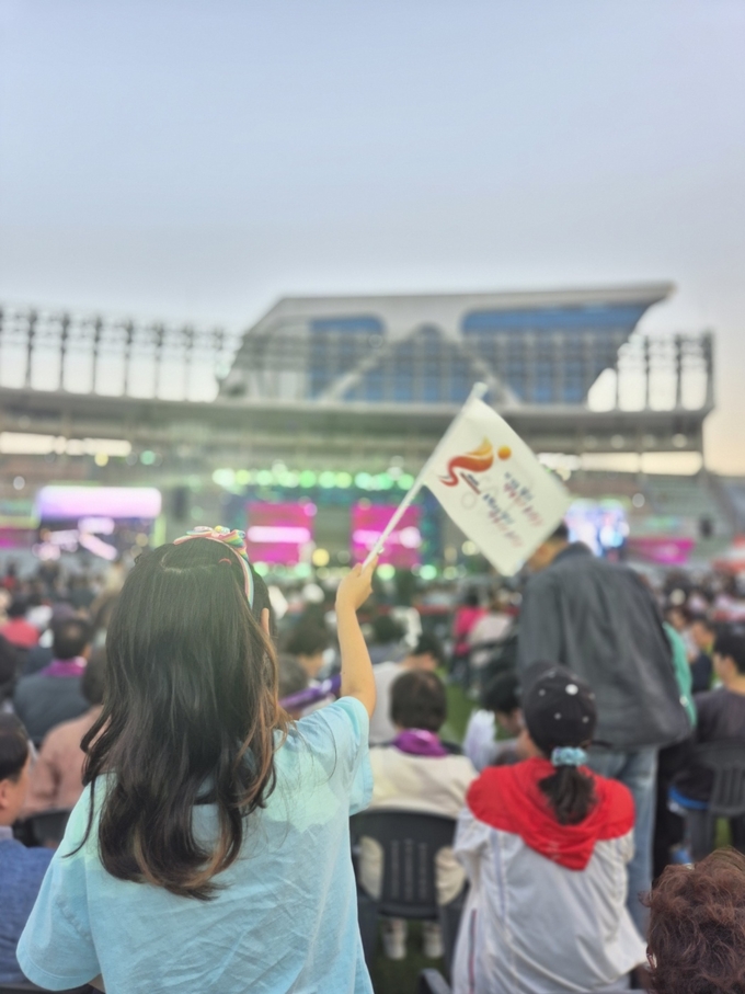 27일 성남시 성남종합운동장에서 열린 제35회 경기도생활체육대축전 2024 성남 개회식에 참석한 어린이가 대회기를 흔들고 있다. (사진=이건우 기자)