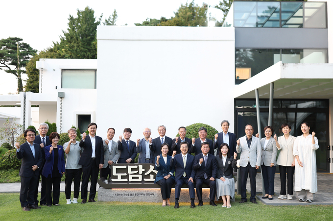 27일 도담소에서 열린 제2기 도정자문위원회 1차 회의에서 김동연 경기도지사, 전해철 자문위원장 등 참석자들이 기념촬영을 하고 있다. (사진=경기도 제공)