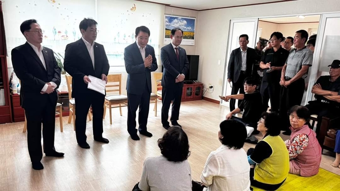 국회 국방위원회 소속 국민의힘 의원들은 27일 강화군을 찾아 대남방송 피해 주민들과 간담회를 가졌다. 왼쪽부터 유용원 국방위원, 배준영 원내수석부대표, 성일종 국방위원장, 임종득 국방위원.. (사진=성일종 위원장 페이스북)