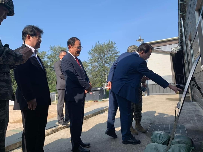 배준영 국민의힘 원내수석부대표와 국회 국방위 소속 국민의힘 의원들은 27일 강화군 내 제5해병여단을 찾아 정종범 해병대 2사단장으로부터 북한의 대남도발 관련 보고를 받았다. (사진=성일종 국방위원장 페이스북) 