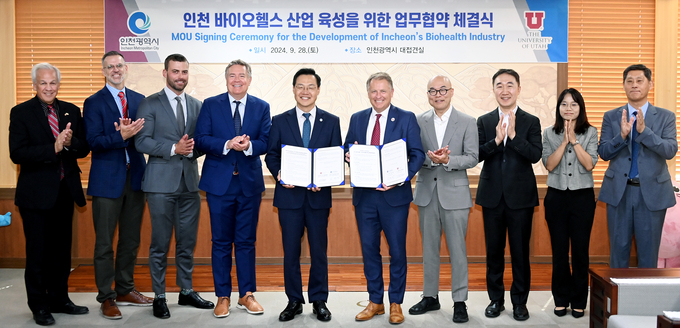 하병필 인천시 행정부시장이 28일 시청 접견실에서 열린 '인천시-유타대, 인천 바이오헬스산업 육성 업무협약 체결식'에서 테일러 랜달 유타대학교 총장과 협약을 체결하고 기념촬영을 하고 있다. ( 사진 = 인천시 제공 )