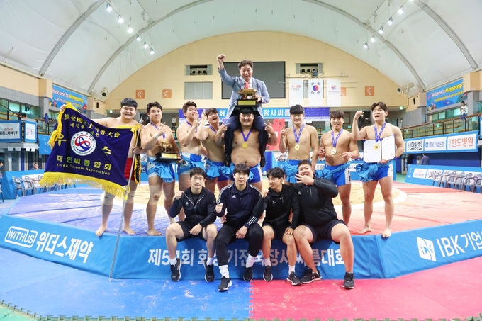 28일 경북 문경시 문경실내체육관에서 열린 제54회 회장기전국장사씨름대회 대학부 단체전 우승을 차지한 경기대가 홍성태 감독과 함께 기념사진을 찍고 있다. (사진=대한씨름협회 제공)