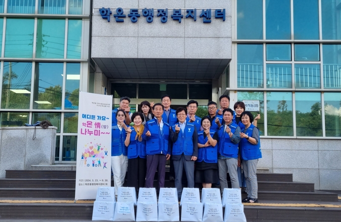 장광명시 학온동 지역사회보장협의체 위원들은 지난 5월부터 5개월 동안 반찬을 직접 만들어 월 1회 취약계층 10가구에 전달하며 안부를 확인하고 따뜻한 이웃의 정을 나눴다. (사진=광명시 제공)