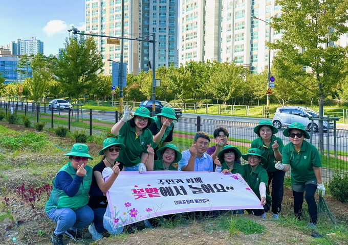 시흥시 배곧1동 새마을부녀회는 지난 26일 마을의 유휴지에 계절 꽃을 식재했다. (사진=시흥시 제공)