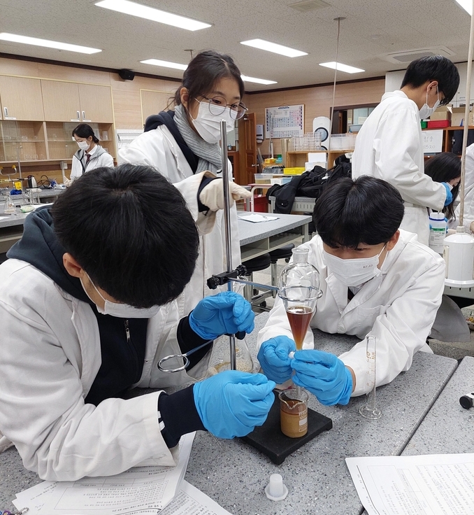 시흥매화고 학생들이 방과후 과학 연구 활동에 참여하고 있다. (사진=시흥매화고등학교 제공)