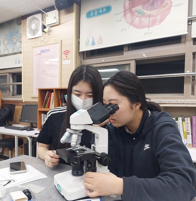 시흥매화고 학생들이 방과후 과학 연구 활동에 참여하고 있다. (사진=시흥매화고등학교 제공)