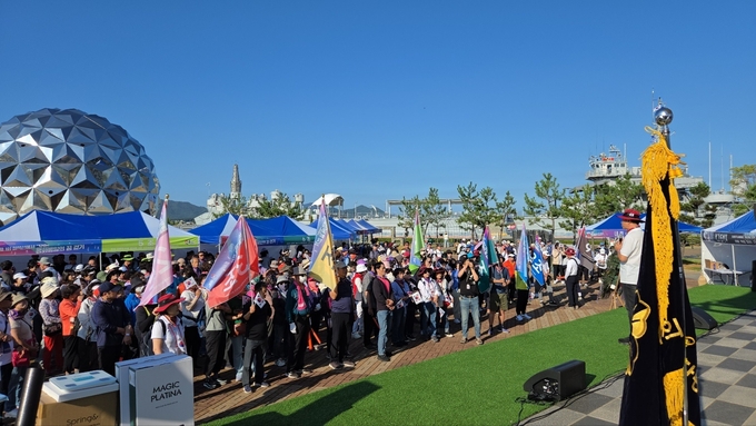 조민재 교육분과 위원장의 평화누리길 철책선 걷기 행사에 설명을 하고 있다. (사진=민주평통 김포협의회 제공)