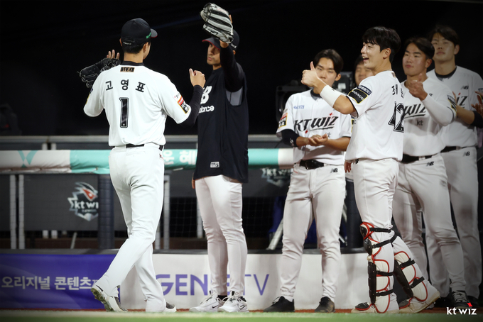 지난 28일 수원 kt위즈파크에서 열린 키움과의 홈경기서 kt 고영표가 호투하며 승리투수로 마운드에서 내려왔다. (사진=kt위즈)