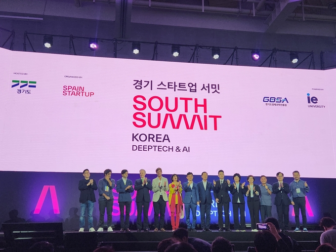 2024 경기 스타트업 서밋 개막식에서 김현곤 경기도 경제부지사, 강성천 경기도경제과학진흥원장, 마리아 벤후메아 사우스 서밋 회장 등 참석자들이 기념촬영을 하고 있다. (사진=이유림 기자)