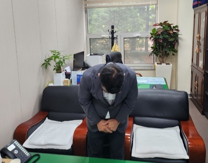 안양시의회 A의원이 7월 11일 술자리 난동과 관련한 입장문을 발표한 뒤 시민과 공직자들에게 고개 숙여 사죄하고 있다. (사진=송경식 기자)