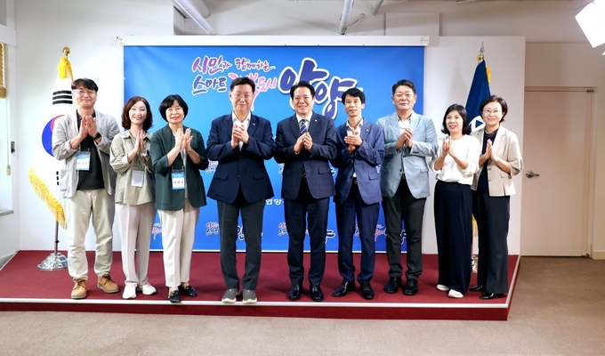 최대호 안양시장이 시청 접견실에서 김제선 대전 중구청장 등 방문단과 기념쵤영을 하고 있다왼쪽 네 번째 김제선 대전 중구청장, 다섯 번째 최대호 안양시장). (사진=안양시 제공)