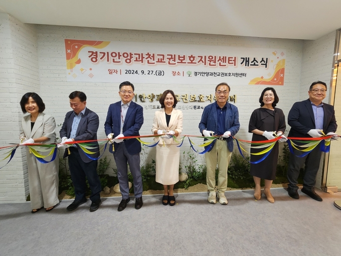 이승희 안양과천교육장(가운데)과 관계자들이 '교권보호지원센터' 개소식에서 테이프를 자르고 있다. (사진=안양과천교육지원청 제공)