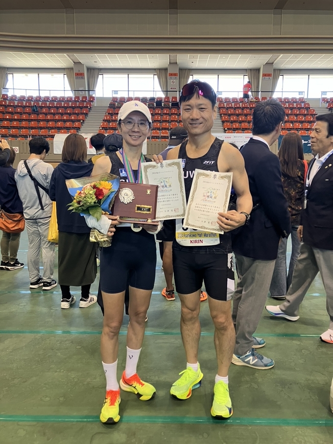 29일 일본 크리스탈공원에서 열린 하프 마라톤 대회에서 김은아, 임준혁(이상 수원시마라톤클럽)가 출전해 40대부에서 각각 1위, 6위로 결승선을 통과했다. (사진=수원시체육회 제공)