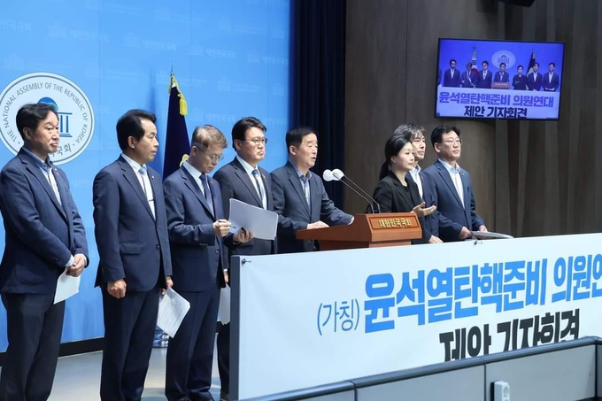 강득구 더불어민주당 의원 등 야당 일부 의원들은 지난 11일 국회 소통관에서 ‘(가칭) 윤석열 탄핵 준비 의원 연대 제안 기자회견’을 했다. (사진=강득구 의원 페이스북) 