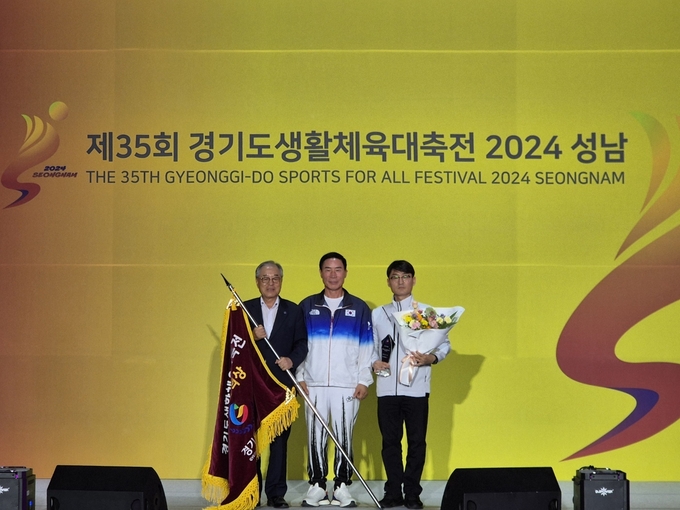 29일 성남종합스포츠센터 1층 다목적체육관에서 진행된 제 35회 경기도생활체육대축전 폐회식에서 이원성 경기도체육회장(가운데)이 경기력상을 수상한 1부 수원시 박광국 체육회장(왼쪽)과 함께 기념사진을 찍고 있다. (사진=이건우 기자)