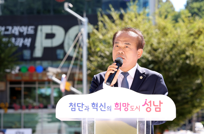 성남시의회 이덕수 의장과 김선임, 구재평, 이군수, 성해련 의원이 성남시 양지동에서 열린 '제7회 해찬양짓말 거리페스티벌'에 참석해 지역주민들과 함께했다. (사진=성남시의회 제공)