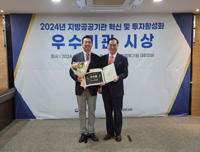 강승필 사장(좌측)이 지방공기업 평가원 이사장으로부터 상장을 수여받고 있다. (사진=고양도시관리공사 제공)