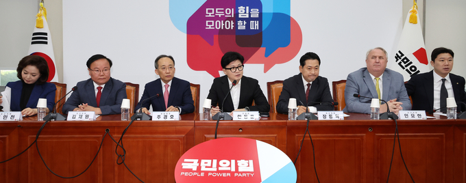 한동훈 국민의힘 대표(가운데)가 30일 오전 국회에서 열린 최고위원회의에서 발언하고 있다. (사진=연합뉴스)