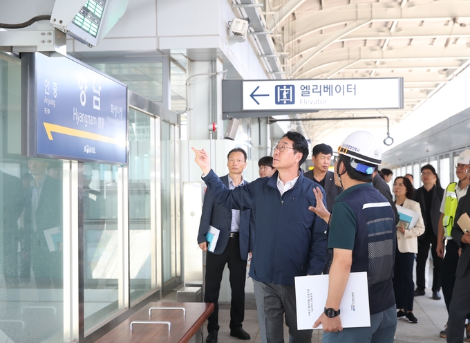 정명근 화성시장이 오는 11월 개통예정인 복선전철(홍성~송산) 개통을 앞두고 향남역 현장을 점검하고 있다. (사진=화성시 제공)