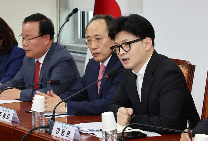 한동훈 국민의힘 대표(오른쪽)가 30일 오전 국회에서 열린 최고위원회의에서 발언하고 있다. (사진=연합뉴스)