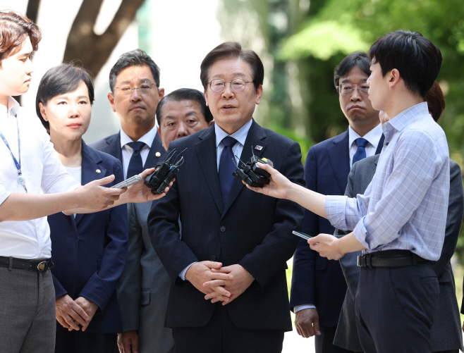  30일 이재명 더불어민주당 대표가 서울중앙지법에서 진행된 위증교사 혐의 재판에 출석해 입장을 밝히는 모습. (사진=연합뉴스 제공)